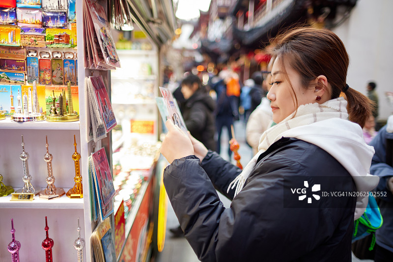 中国中年母亲和儿子一起逛新年市场图片素材