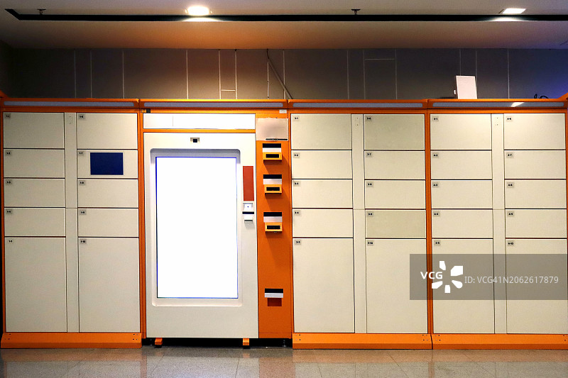旅行者使用的智能储物柜：电子钢制包裹储物柜，用于行李寄存图片素材