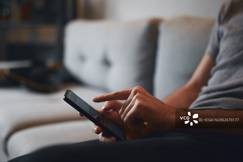 男人的手和智能手机特写图片素材