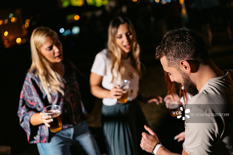 音乐节上跳舞喝酒的人群图片素材