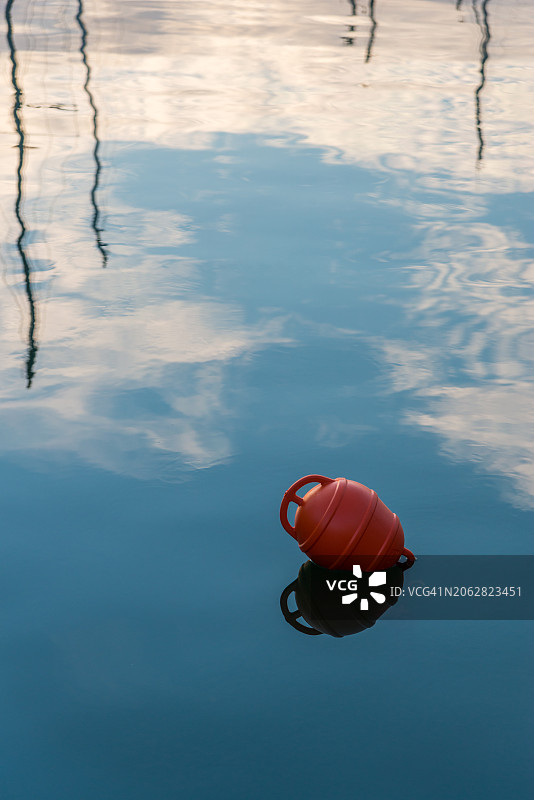 静水中平静的倒影浮标图片素材