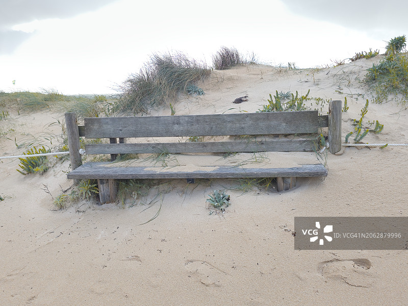 被沙子覆盖的长椅图片素材