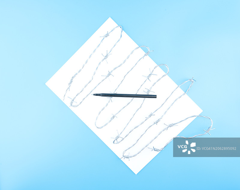 带刺铁丝网的空白页图片素材