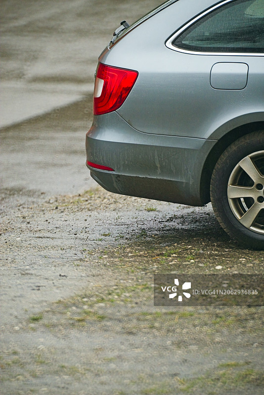 雨中的汽车图片素材