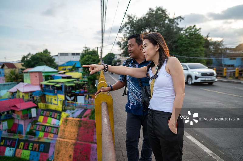 彩虹之旅：探索本地风情的彩虹村图片素材
