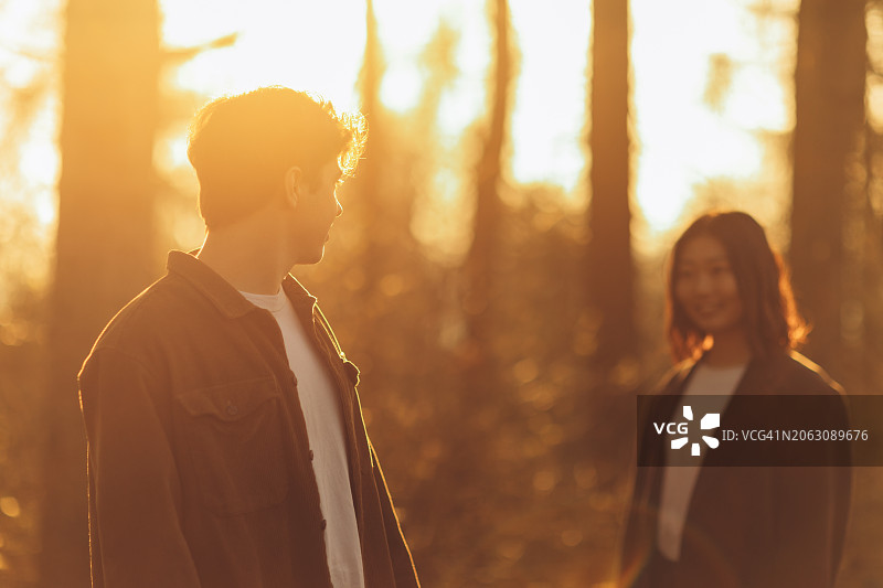 年轻的多种族夫妇图片素材