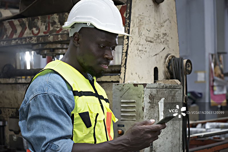 一名男工人在使用手机图片素材