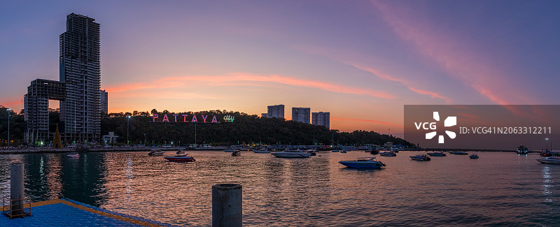 日落时分芭堤雅市和快艇码头美景图片素材