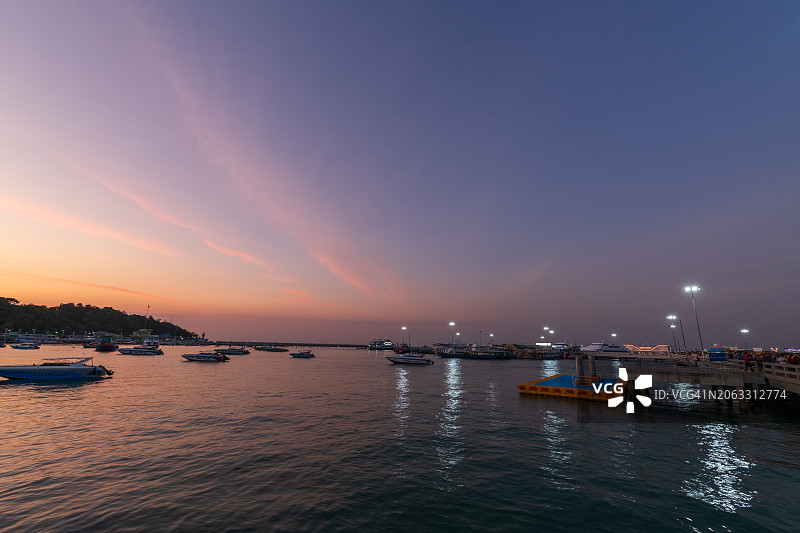 日落时分芭堤雅市和快艇码头美景图片素材