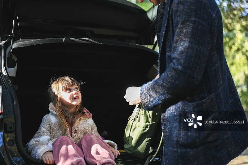 准备在林地探险的孩子和父亲图片素材