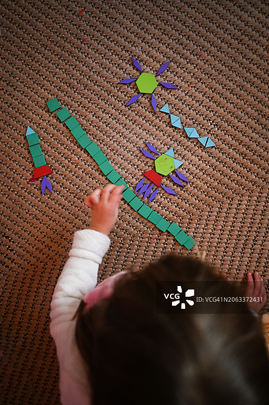 俯视：儿童玩木制玩具图片素材