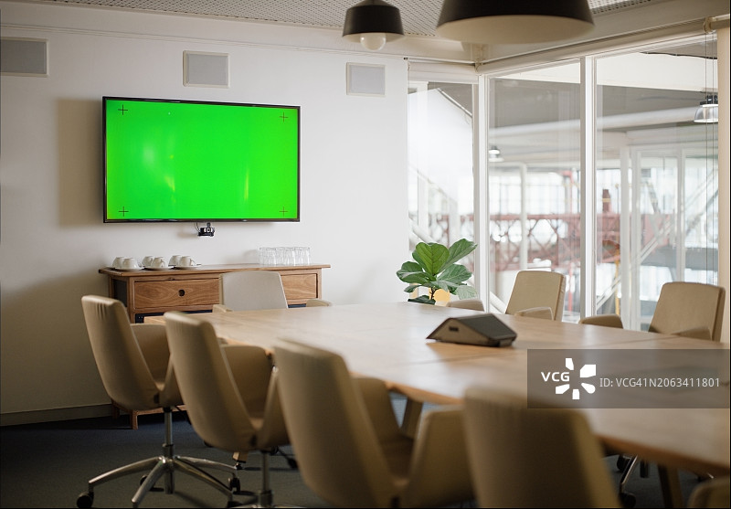 会议室，会议和绿幕，办公室演示用于沟通、视频通话或线上交流。空房间、电视和虚拟网络或商务研讨会、互联网或数字图片素材