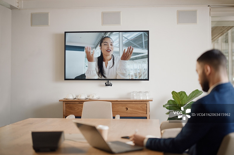 办公室男女进行在线会议、绩效考核或讨论商业想法图片素材