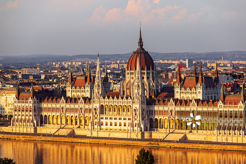 匈牙利布达佩斯国会大厦和多瑙河日落航拍图片素材