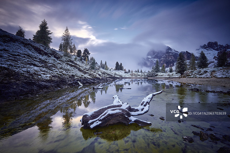 多洛米蒂山阿尔卑斯山利米德斯湖和托法纳迪罗泽斯峰的初雪与水面倒影，意大利南蒂罗尔图片素材