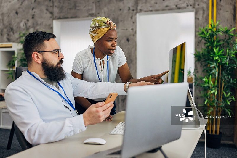 男子接受网络安全专家提供的个性化培训，并通过手机确认密码图片素材