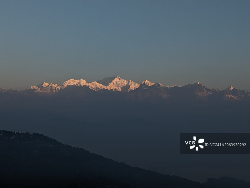 印度西孟加拉邦杰尔拜古里专区山脉剪影图片素材