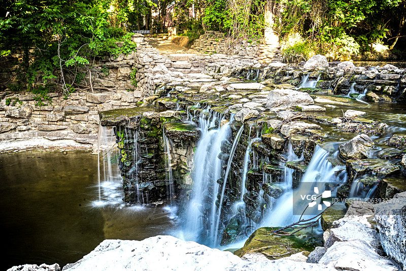 美国德克萨斯州Richardson森林中的瀑布美景图片素材