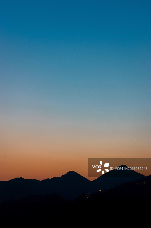 印度北阿坎德邦代赫拉顿，日落时分晴空下山脉轮廓的风景图片素材