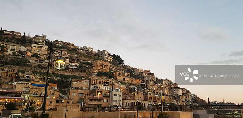 小镇建筑仰视图片素材