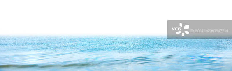 湛蓝的天空衬托着美丽的海景图片素材