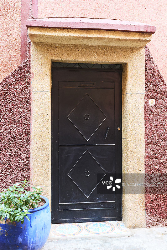 房子外面的关着的门，墙上有号码图片素材