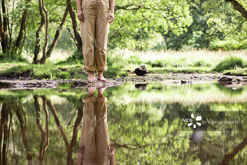 站在河中岩石上的女人图片素材