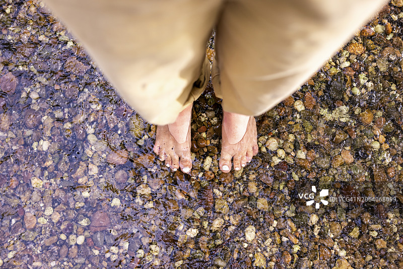 站在石头河水中的女人图片素材