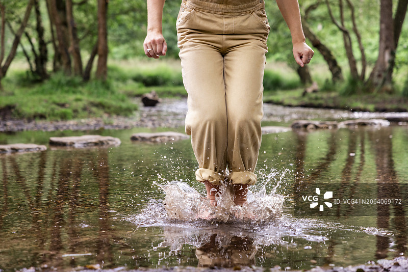 在河水中跳跃的女人图片素材