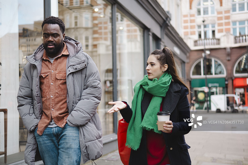 情侣在城市人行道上交谈散步图片素材