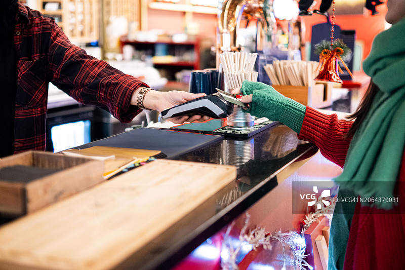 女人在咖啡馆用信用卡支付图片素材