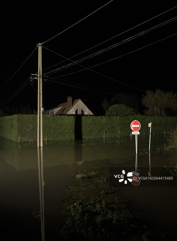法国上法兰西加莱的夜间洪水街道图片素材