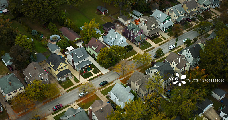 俄亥俄州莱克伍德住宅街道的俯瞰航拍图片素材