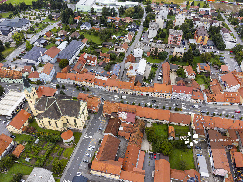 斯洛文尼亚扎莱茨的欧洲城镇鸟瞰，房屋密集，教堂醒目，展示城市规划和建筑图片素材
