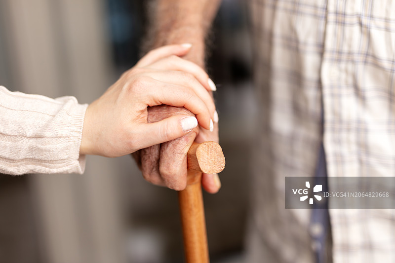 居家护理员为老年患者提供支持图片素材