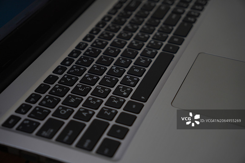 在笔记本电脑上点击键盘图片素材