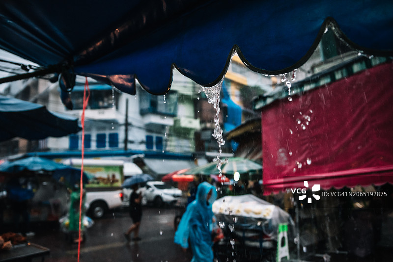 夜晚曼谷街头帐篷上的雨景图片素材