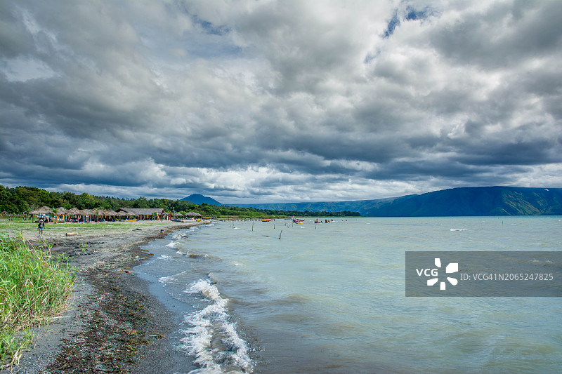 位于苏门答腊北部多巴湖沙摩西岛的热门旅游景点之一：白色沙滩图片素材