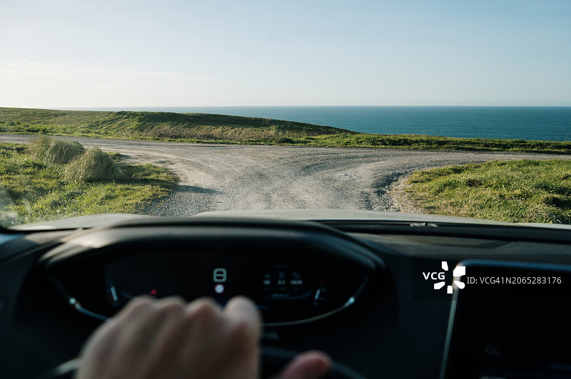 十字路口的汽车图片素材