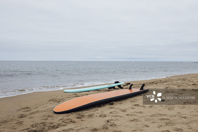海滩上的冲浪板图片素材