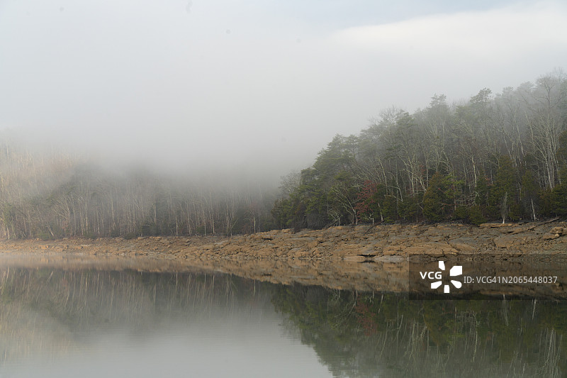 静谧湖面上的雾气图片素材