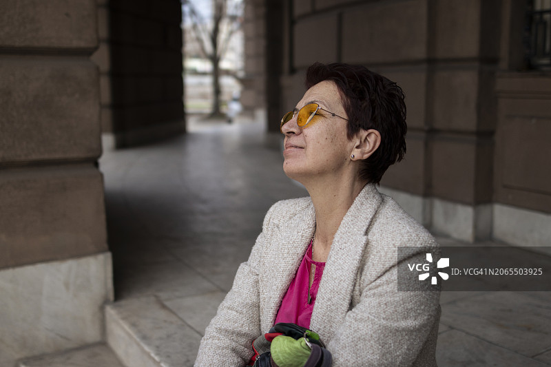 戴黄色墨镜的红发中年女性图片素材