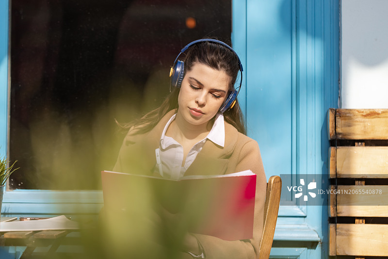 在街边咖啡馆的学生图片素材