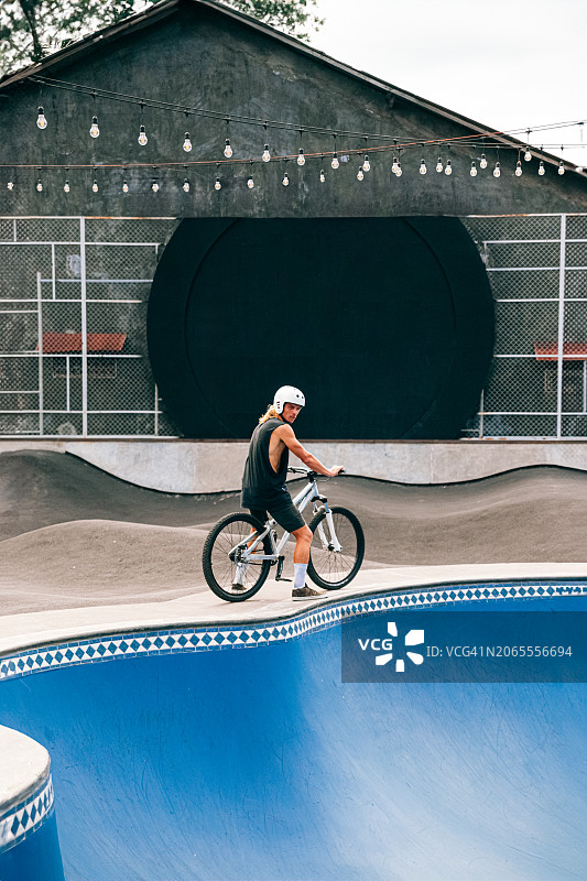 专注的年轻男自行车手准备骑行图片素材