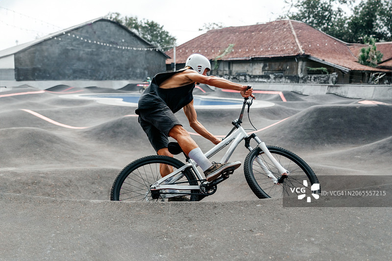在城市滑板公园的运动型男人图片素材