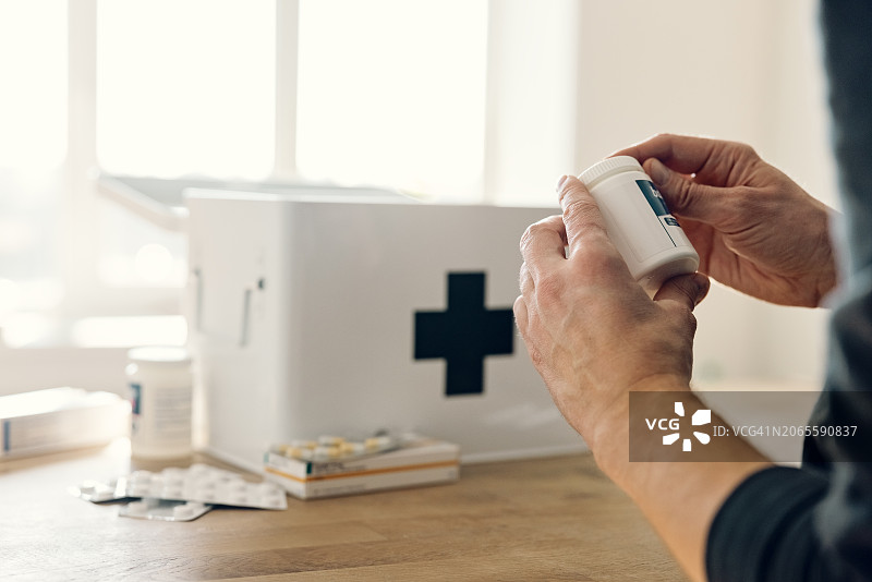 男人寻找药物图片素材