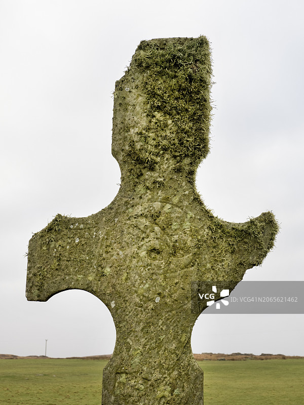 英国苏格兰艾莱岛格鲁因纳特湖上的基尔纳夫十字架，建于公元700年左右图片素材