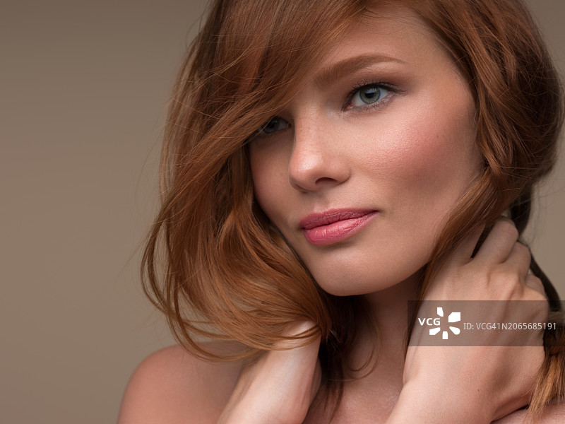 年轻美丽的女人图片素材