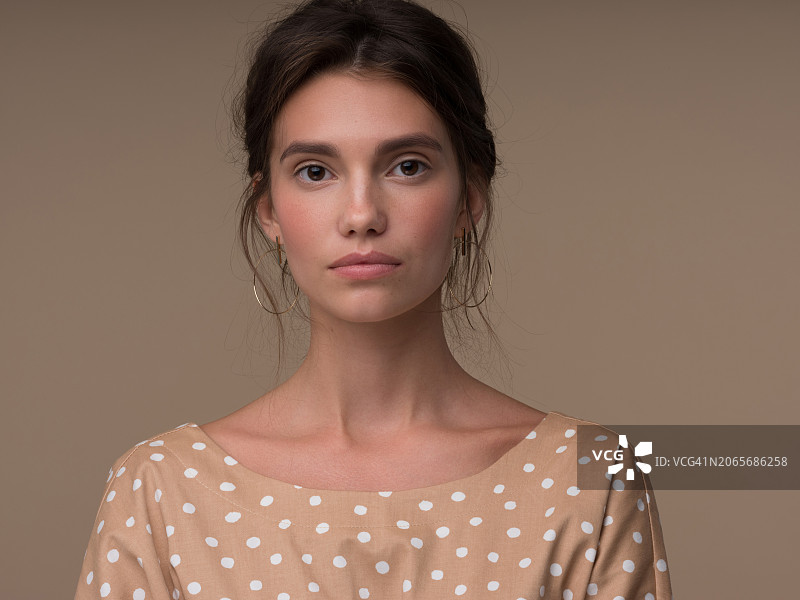 年轻的棕色头发的漂亮模特图片素材