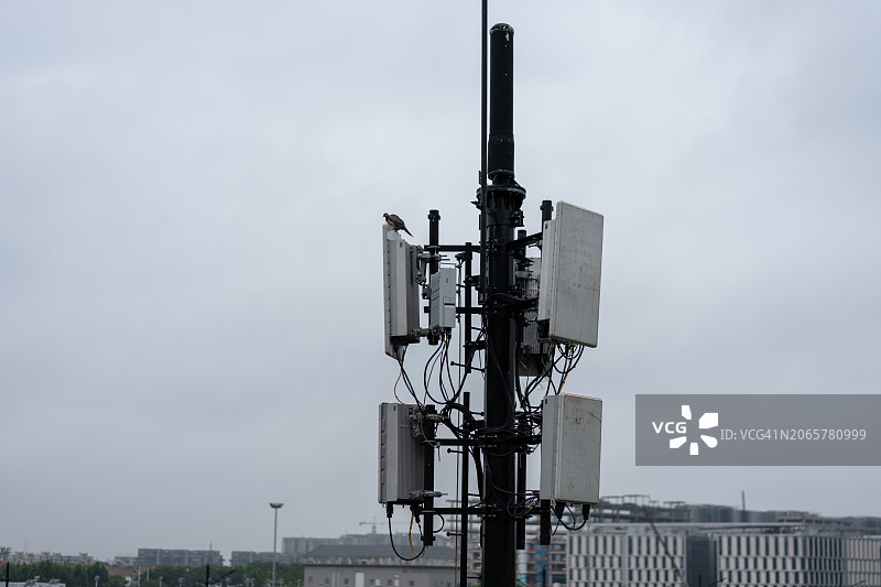 城市中的5G信号塔图片素材